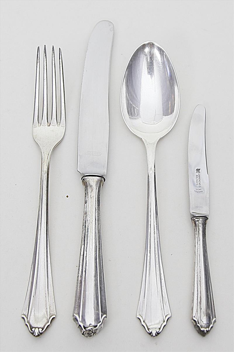 Sechs Löffel, fünf Messer, fünf Gabeln und vier Dessertmesser im Art Deco-Stil.800/000 Silber, 715 g