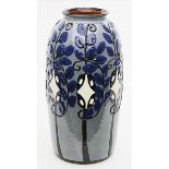 Hohe Vase.Keramik. In blauer, weißer und schwarzer Schlickermalerei Blattranken und Blüten auf