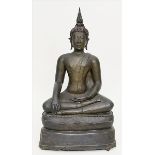 Große Skulptur des Buddha Shakyamuni.Dunkel patinierte Bronze. Im Lotossitz ruhender Buddha, auf