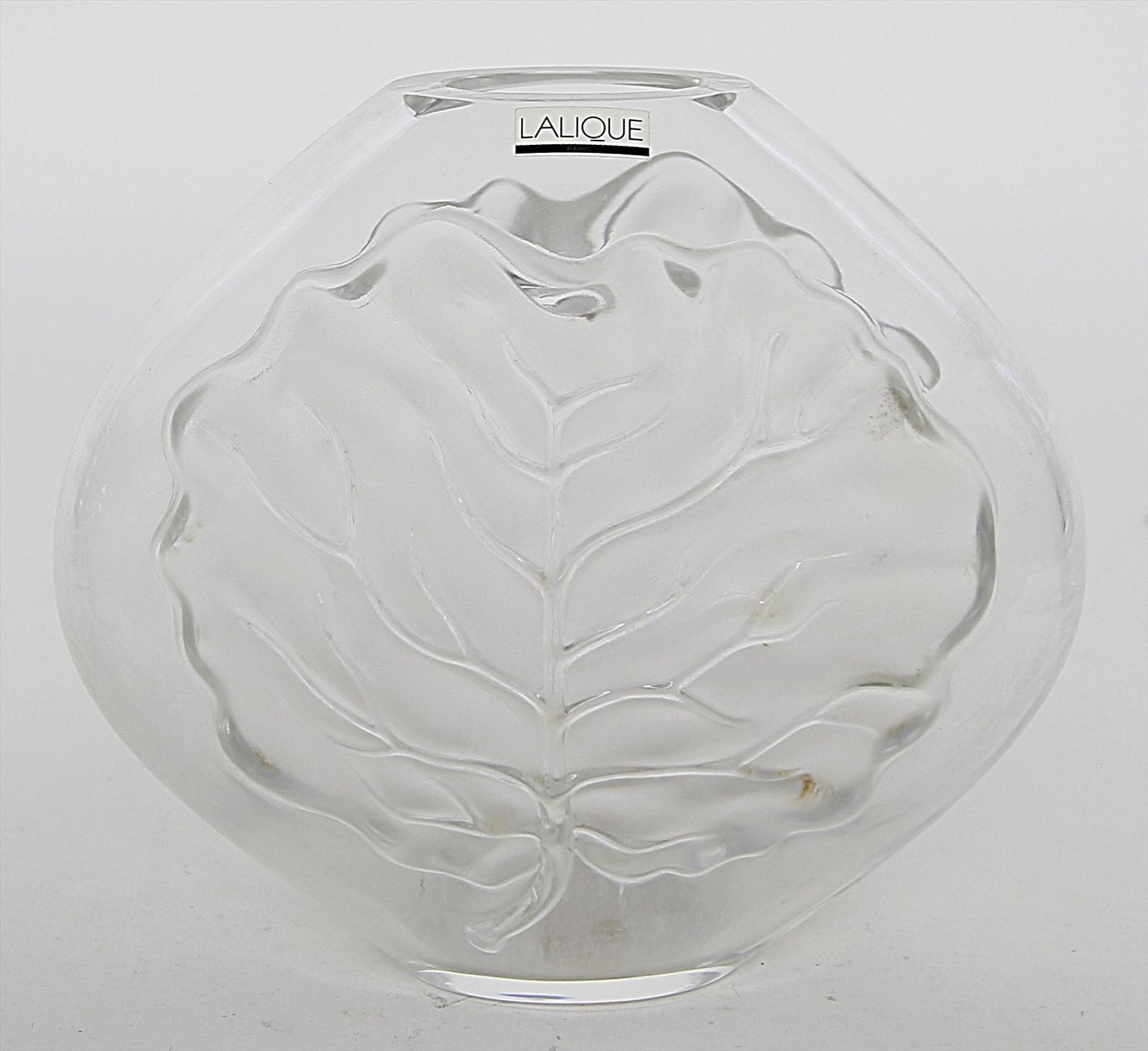 Vase, Lalique.Farbloses, formgeblasenes, teils matt geätztes Kristall mit reliefiertem Blatt.