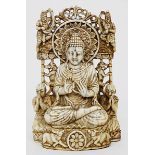 Skulptur eines Buddhas, auf Thron sitzend.Altes Elfenbein, vollplastisch geschnitzt. Thron mit