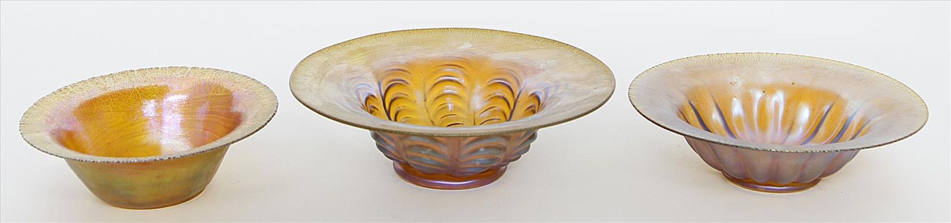 Drei Schalen.Bernsteinfarbenes Glas, golden bis violett irisierend, so genanntes "Myra-Kristall".