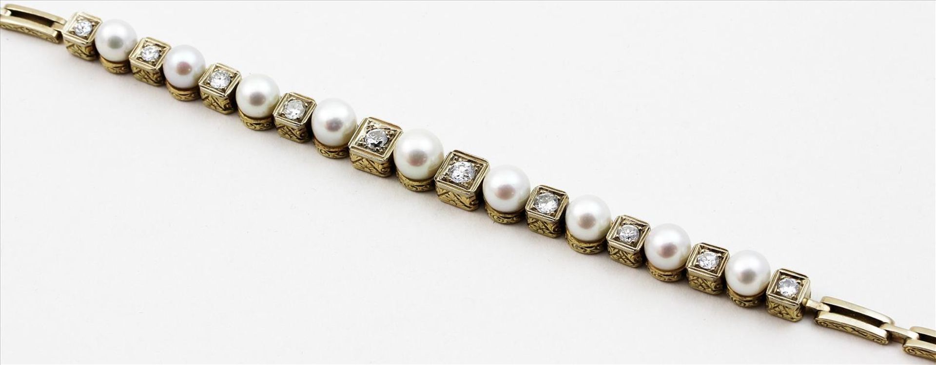 Art Deco-Damenarmband.585/000 GG, brutto 24,2 g. Seitlich ziselierte Glieder, abwechselnd besetzt