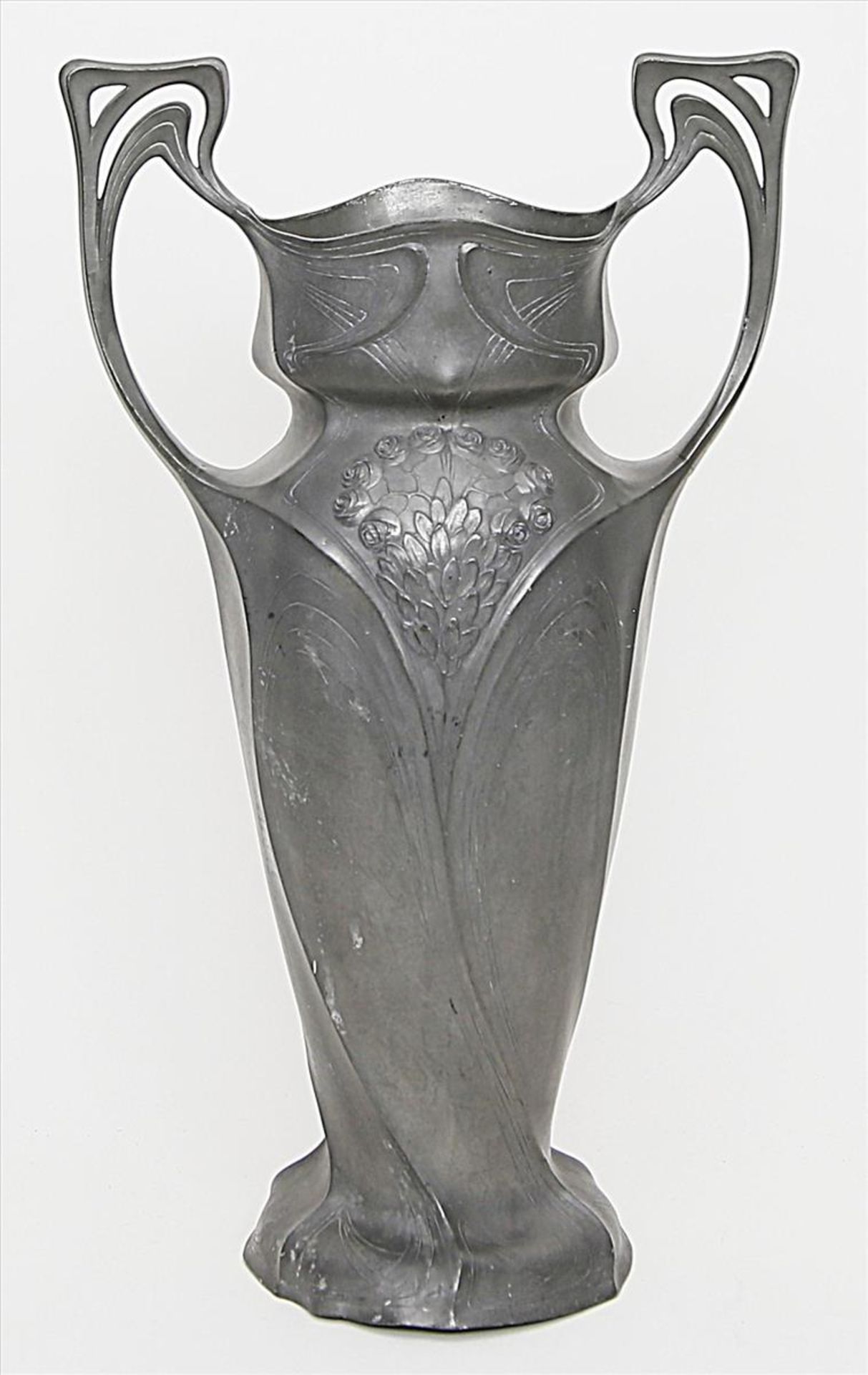 Große Jugendstil-Vase.Zinn. Florales Reliefdekor und seitlich große, durchbrochen gearbeitete