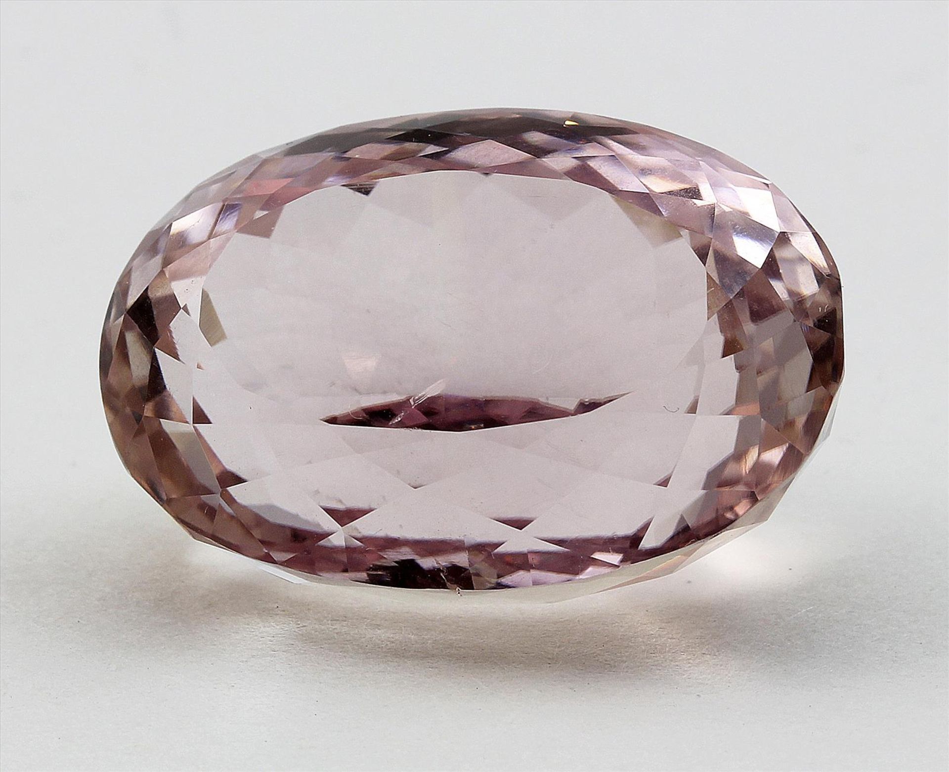 Aussergewöhnlich großer Kunzit, 61,59 ct.Helleres, l. orangestichiges Pink mit kleinen, inneren