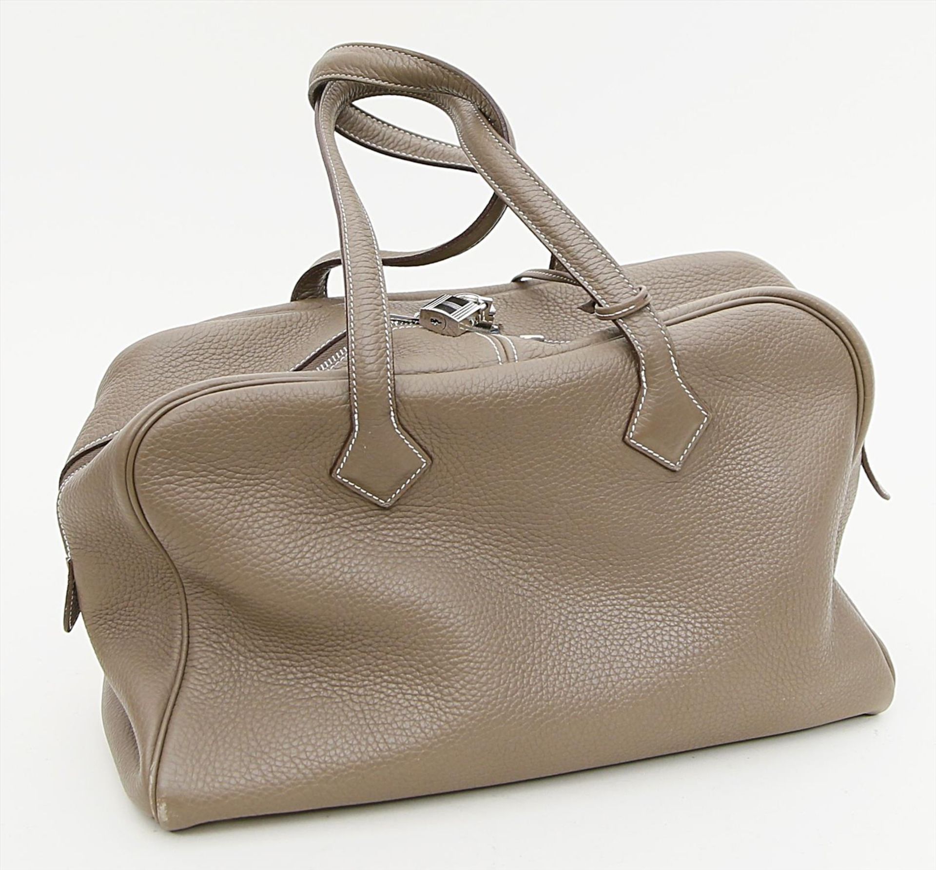 Handtasche "Victoria 35", Hermès.Etoupe Leder mit weißen Nähten, versilberte Hardware. Großer