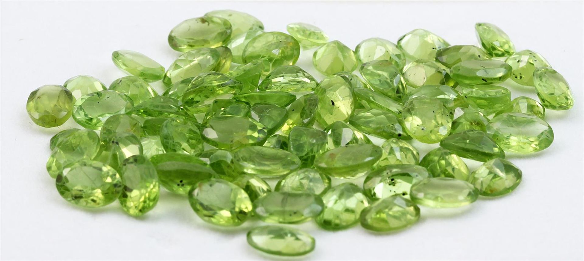 Ca. 70 Peridote, zus. ca. 55 ct.Je oval facettiert, teils natürliche Einschlüsse.