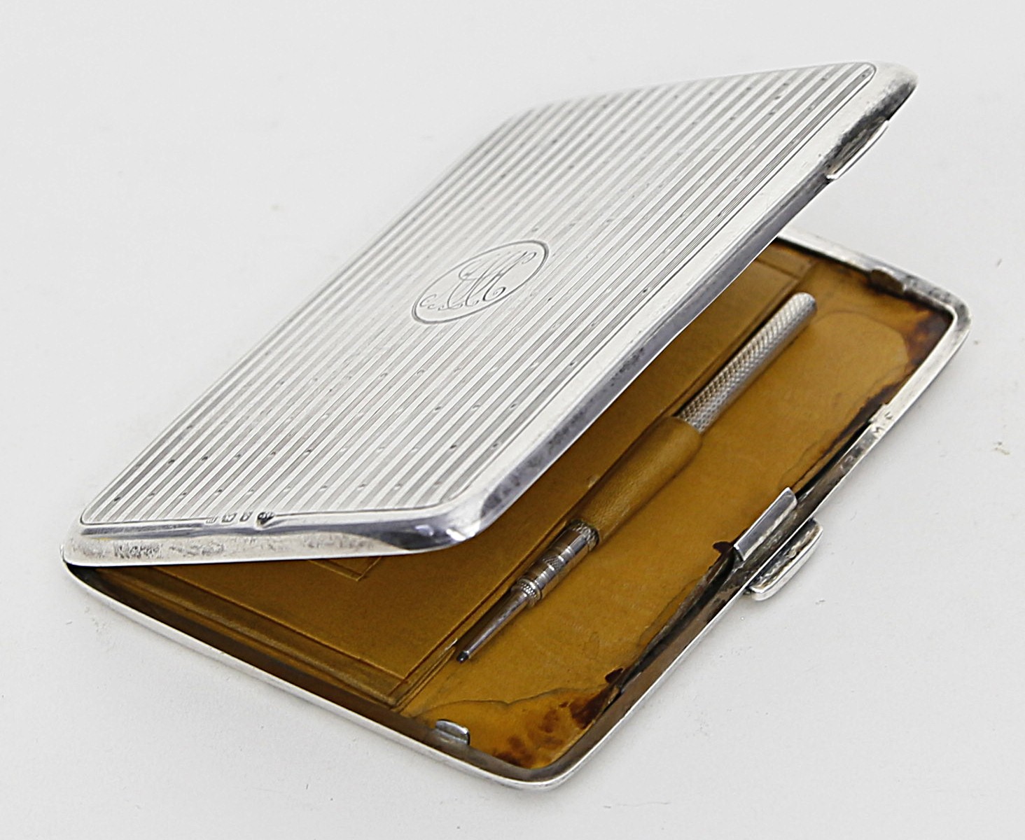 Etui.925/000 Sterlingsilber, brutto 112 g. Rechteckform mit geometrischem Reliefdekor.