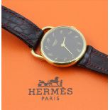 Damenarmbanduhr "HERMÈS PARIS".Modell "Arceau". Rundes 18 kt. GG-Gehäuse. Dunkelbraunes