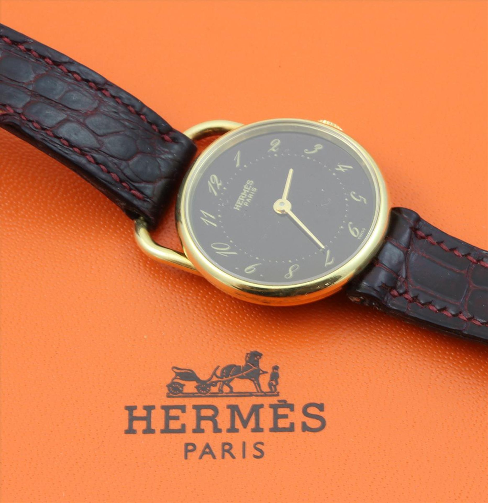 Damenarmbanduhr "HERMÈS PARIS".Modell "Arceau". Rundes 18 kt. GG-Gehäuse. Dunkelbraunes