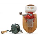 Kleine Wandkaffeemühle und Bohnenschnippelmaschine.Verschiedene Materialien. Gebrauchsspuren bzw.