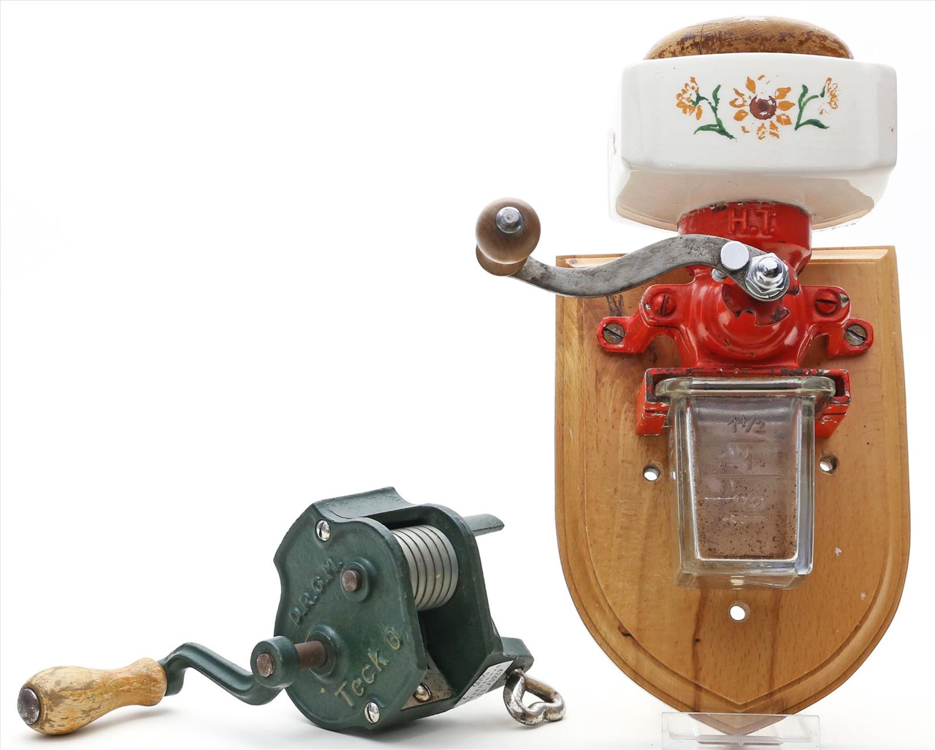 Kleine Wandkaffeemühle und Bohnenschnippelmaschine.Verschiedene Materialien. Gebrauchsspuren bzw.