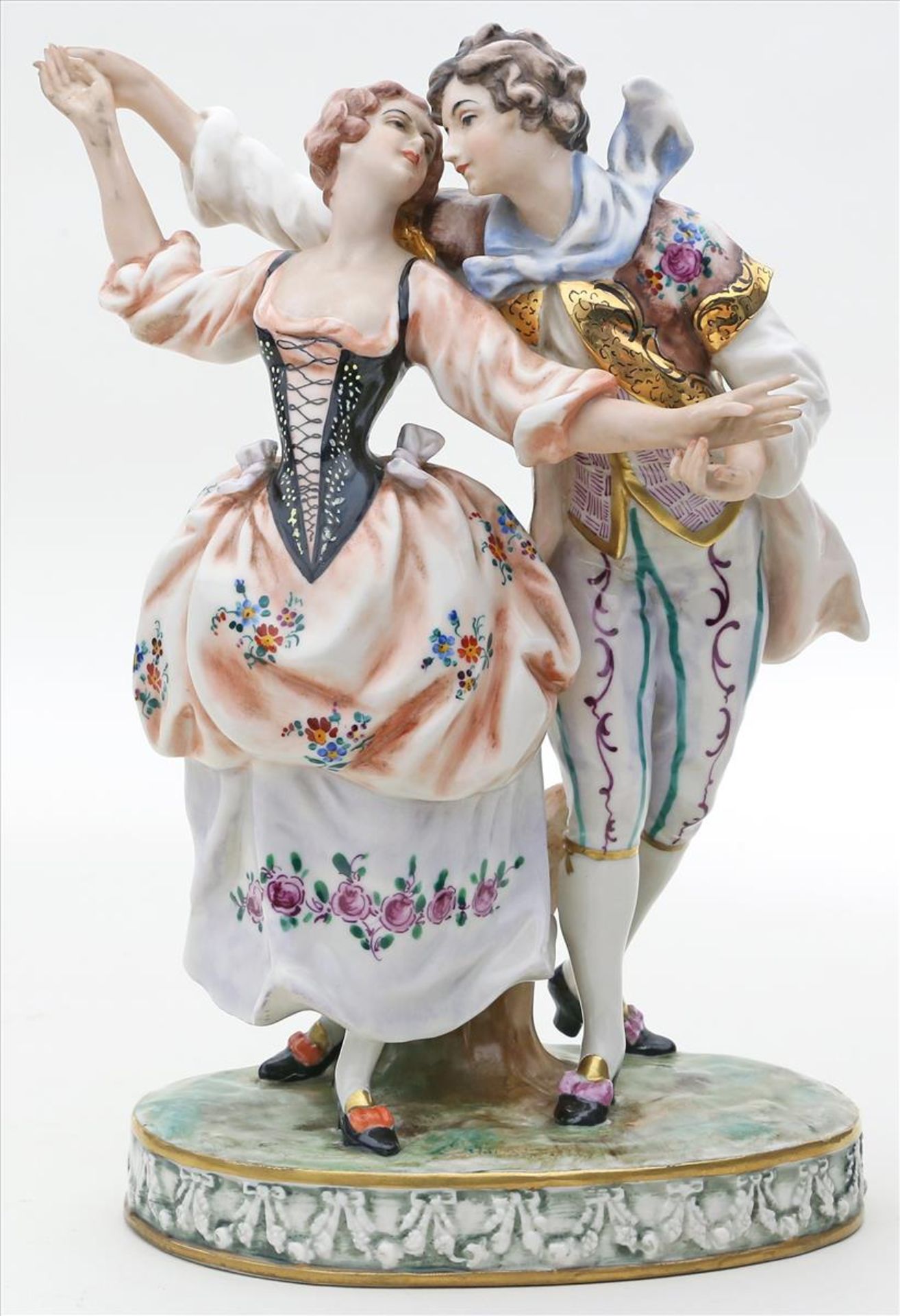 Skulpturengruppe eines tanzenden Paares.Porzellan. Bunt bemalt und goldstaffiert. Teils berieben und