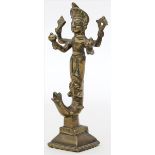 Skulptur einer Gottheit.Messing/Bronze. Wohl Indien. H. 16 cm.