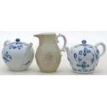 2 frühe Teeextraktkännchen und Sahnegießer, Meissen.Porzellan. 2x "gebrochener Stab" bzw. 2x blaue