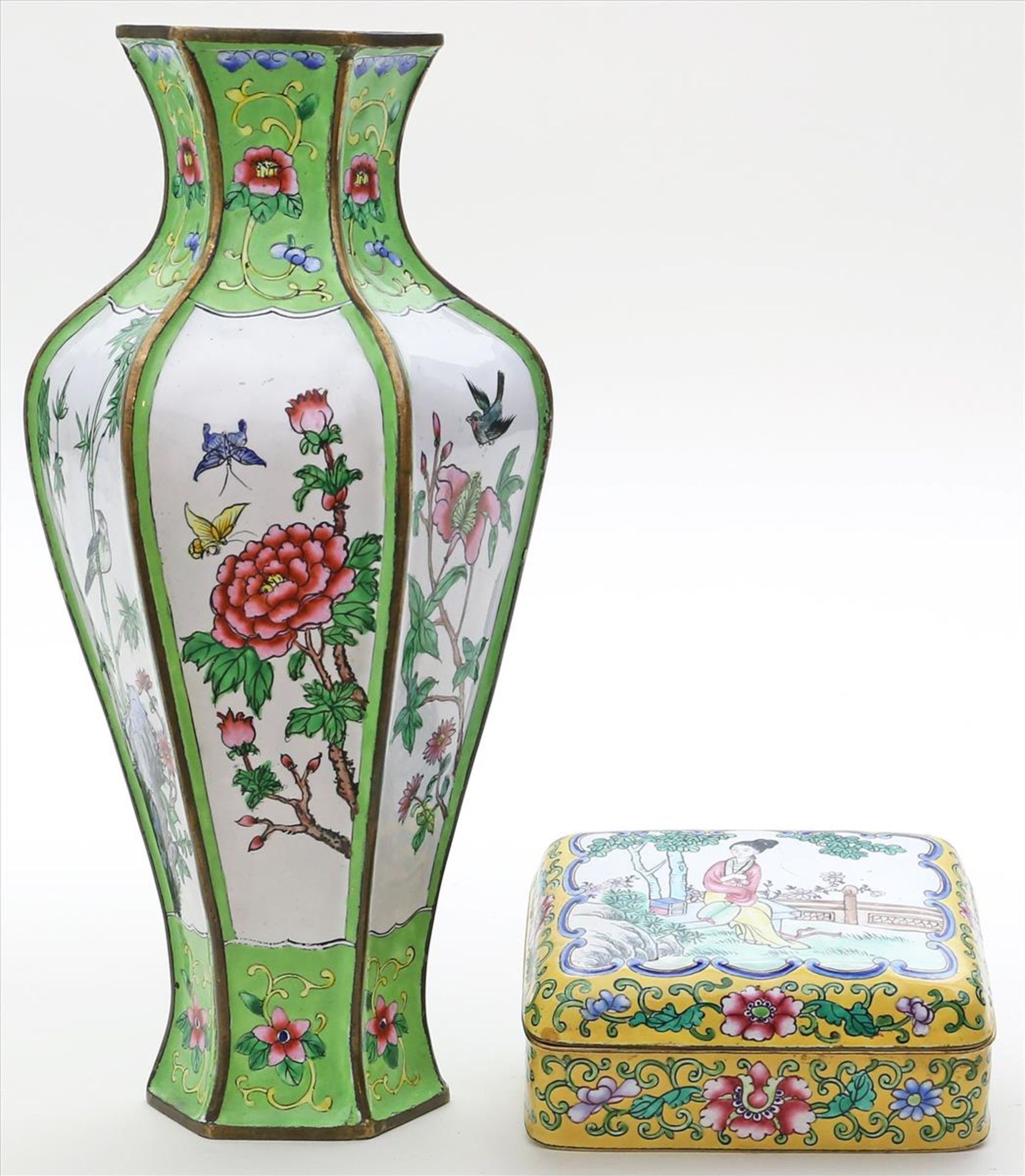 Vase und Dose.Verschiedene Formen und bunte Bemalungen in so genanntem "Kanton-Email". China. H.