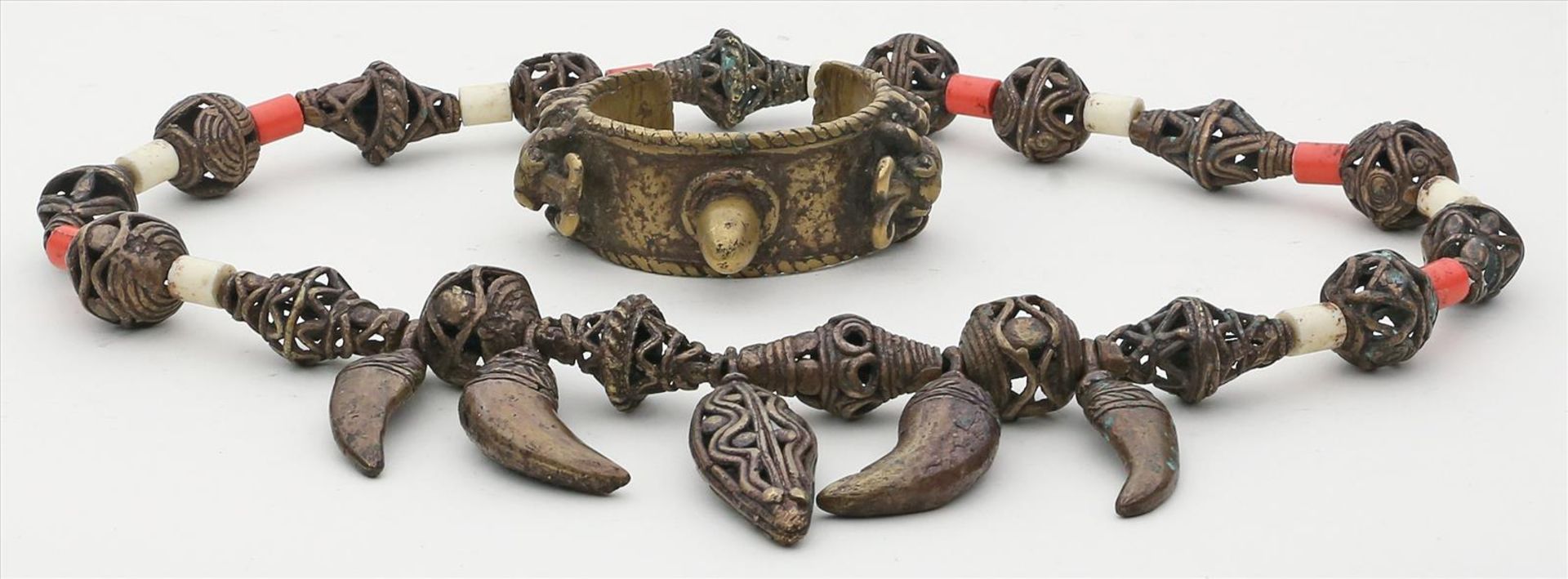Afrikanischer Armreif und Halskette.Bronze. Kette mit Zwischengliedern aus Koralle und Knochen. D. 9