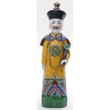 Skulptur "Mandarin mit Ruyi-Szepter".Porzellan. Bunt bemalt. China. H. 30 cm.