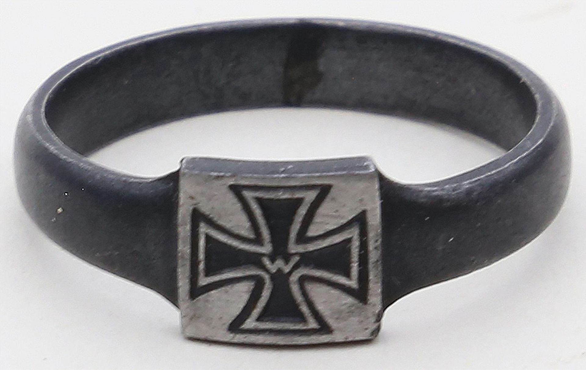 Ring mit Eisernem Kreuz und Devise "Gold gab ich für Eisen".Eisen. Dat. 1915. RW 57,5.