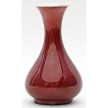 Vase.Porzellan. Außenwandung mit verlaufender, so genannter "Ochsenblutglasur". China. H. 19 cm.