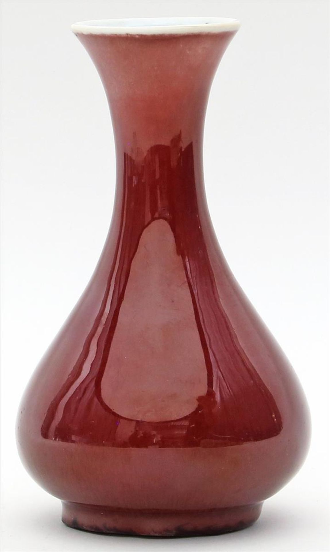 Vase.Porzellan. Außenwandung mit verlaufender, so genannter "Ochsenblutglasur". China. H. 19 cm.