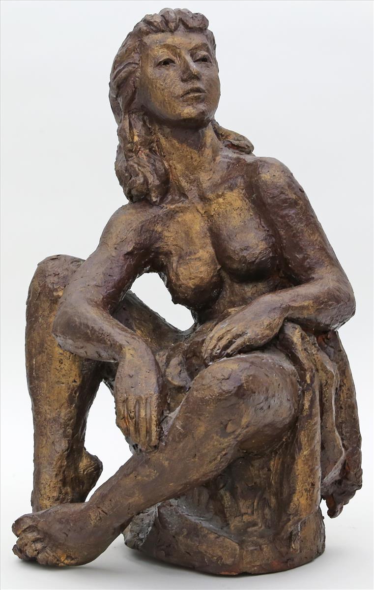 Unbekannter Künstler (um 1989)Sitzender, weiblicher Akt mit Tuch. Ton, braun-golden gefasst.