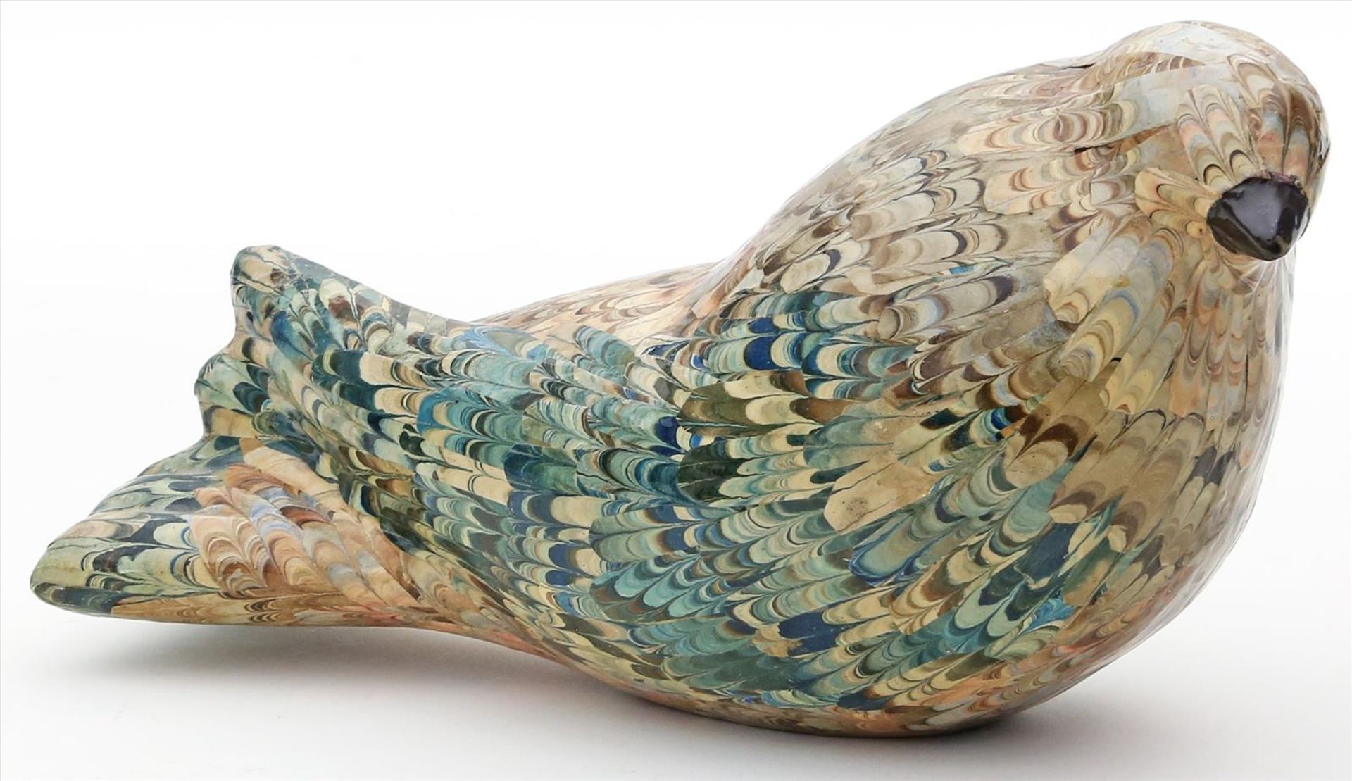 Sitzende Taube.Holz, geschnitzt, bunt marmorierte Fassung. Unter dem Boden bez. "Handmade in Italy