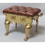 Hocker.Schweres Messinggestell mit seitlichen Griffen. Braune "Chesterfield"-Polsterung.