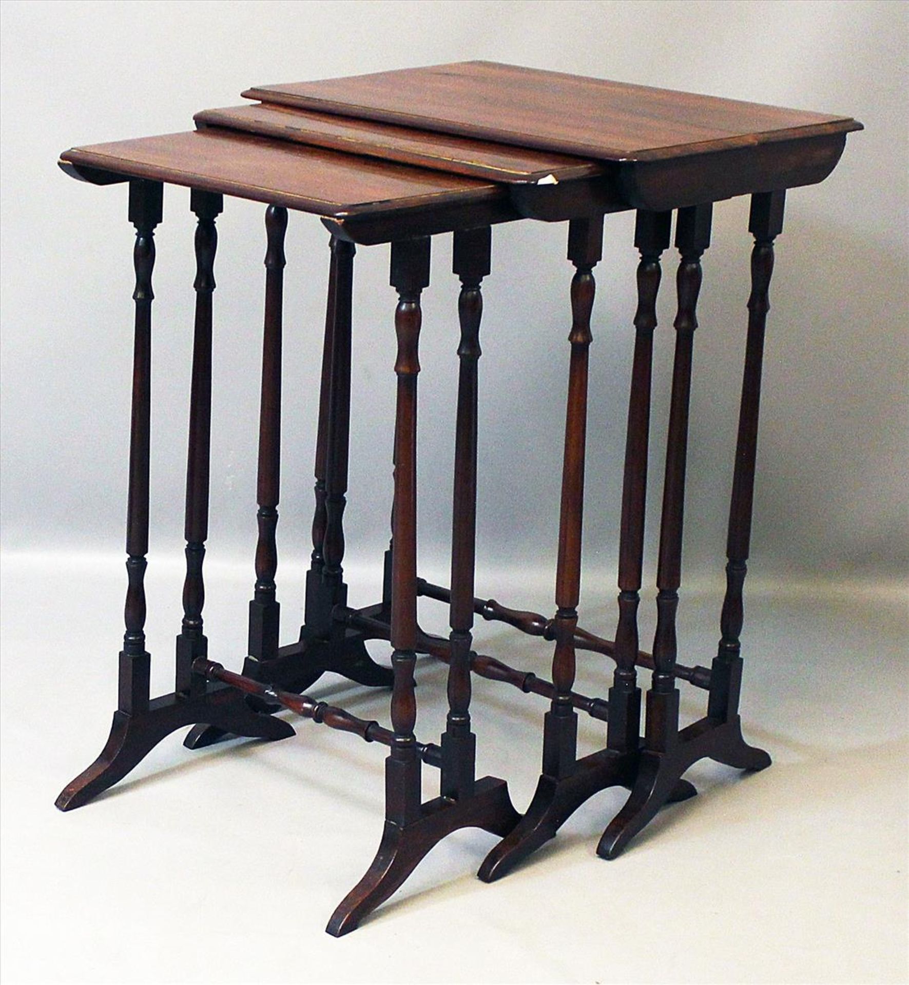 Tischset, 3-teilig.Mahagoni. Rechteckige Platten auf Säulengestellen. Gebrauchsspuren. 20. Jh. H. 66