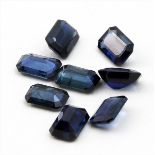 8 blaue Saphire, zus. 4,95 ct.Je achteckig facettiert geschliffen.