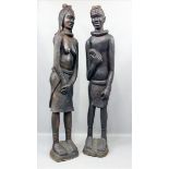 Paar lebensgroße Skulpturen:Mann und Frau. Aus einem Stück Holz vollplastisch geschnitzt. Afrika. H.