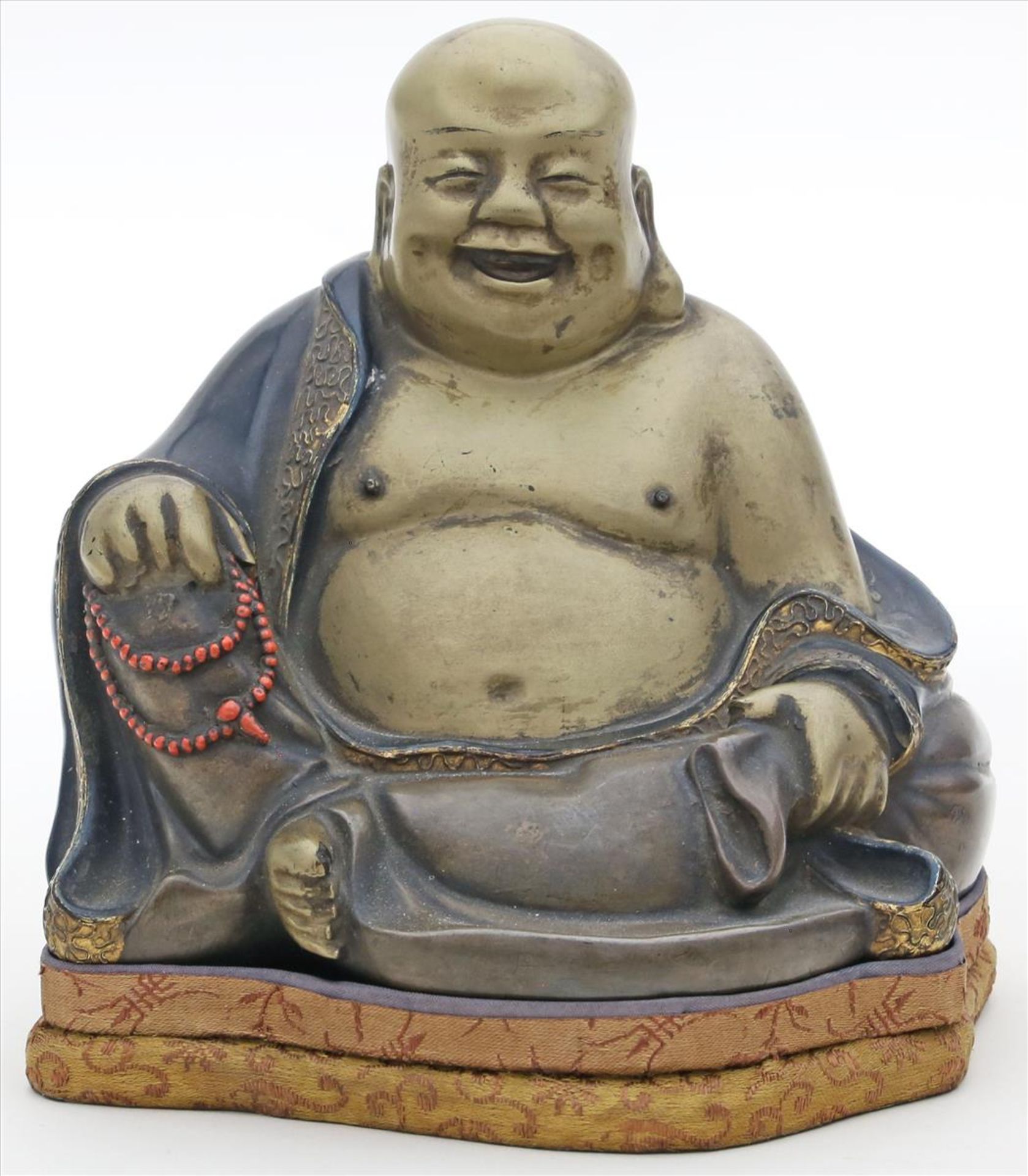 Glücksbuddha "Hotei".Lack, farbig gefasst. Min. best. Auf Sockel mit Seidenbrokat. H. 13,5 cm.