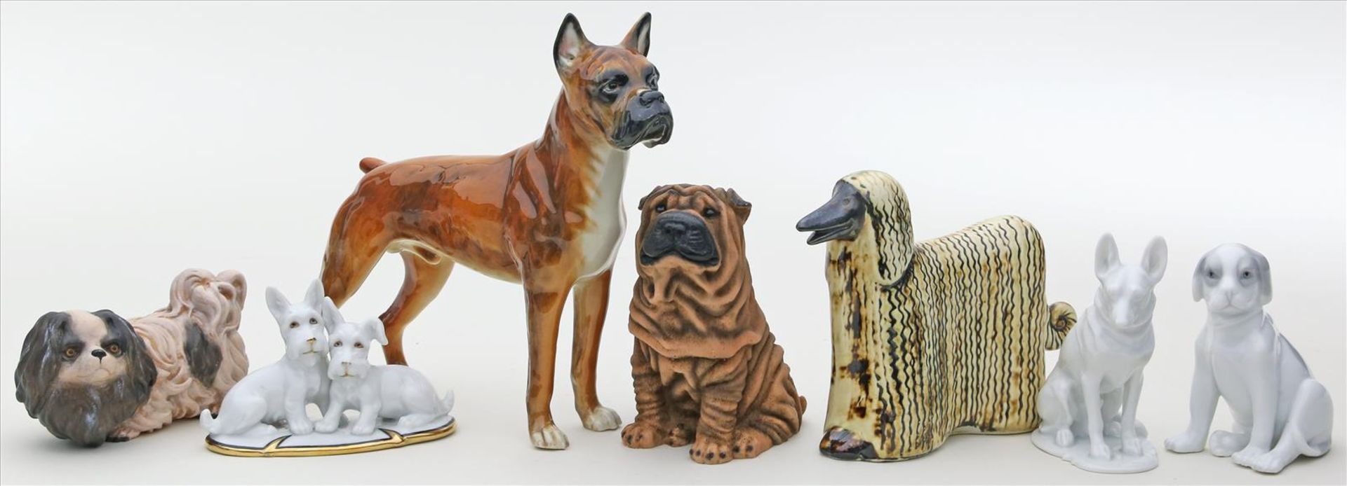 5 Hundeskulpturen.3x Porzellan, 2x Keramik. Meist bunt bemalt. Verschiedene Ausführungen, Formen und