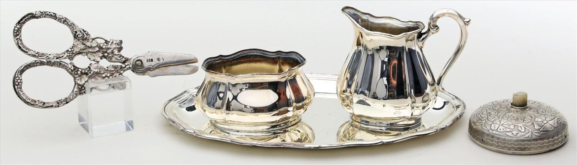 5 Teile Silber.830/000 bzw. 835/000 Silber, 129 g. Bestehend aus: Klingelknopf (stärkere