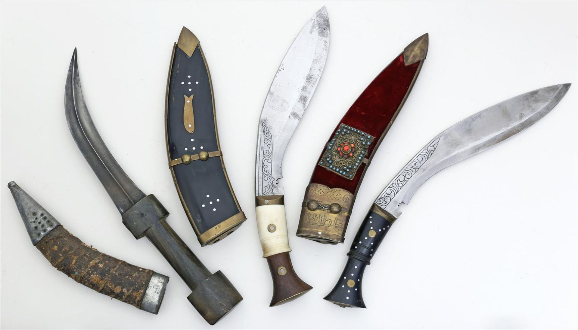2 Kukri-Messer und Jambiya-Dolch.Eisenklingen. Bein- bzw. Holzgriffe. Gebrauchsspuren, teils
