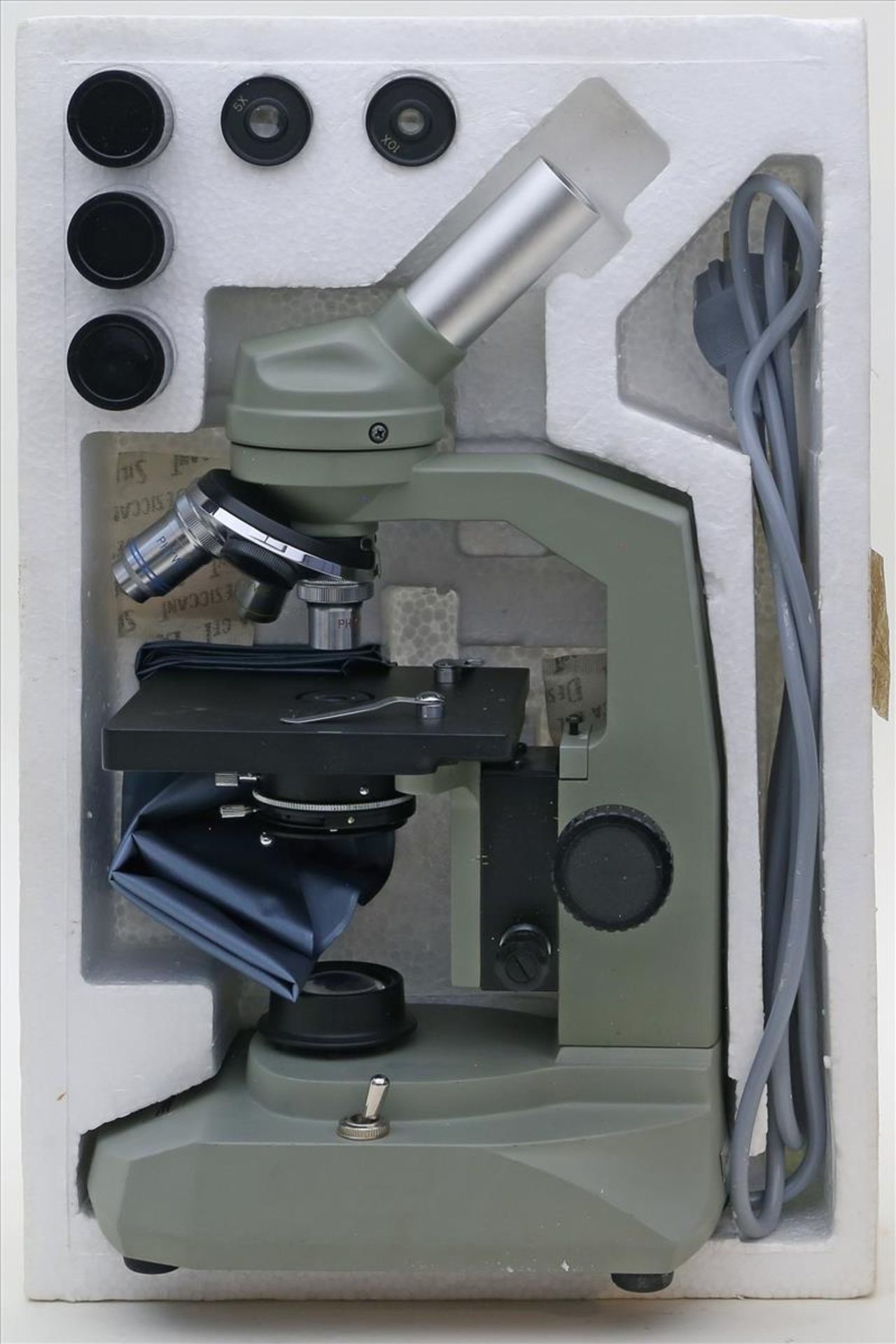 Mikroskop "PHYWE".Metall, grau lackiert. H. 34 cm. Neuwertiger Zustand.