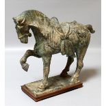 Pferdeskulptur im Tang-Stil.Schwere Bronze mit verschiedenfarbiger Patina. Auf Holzsockel. 45x 50x