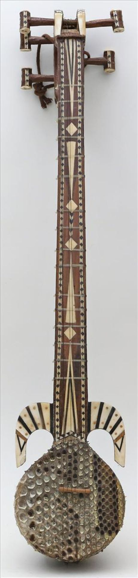 Traditionelles Saiteninstrument, so genannte "Rubab" bzw. "Rubob".Holzkorpus mit Dekoreinlagen, am