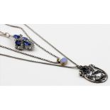 3 Halsketten mit Anhänger:Silber, brutto ca. 22,7 g. Unterschiedliche Formen und Besatz, einmal wohl