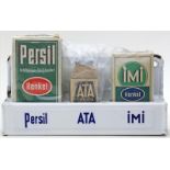 Emaillierter Wandbehälter mit Produktpackungen "PERSIL", "ATA" und "IMI".Jeweils Original