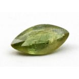 Hellgrüner Saphir, ca. 2,4 ct.Navetteförmig facettiert, natürliche Einschlüsse.