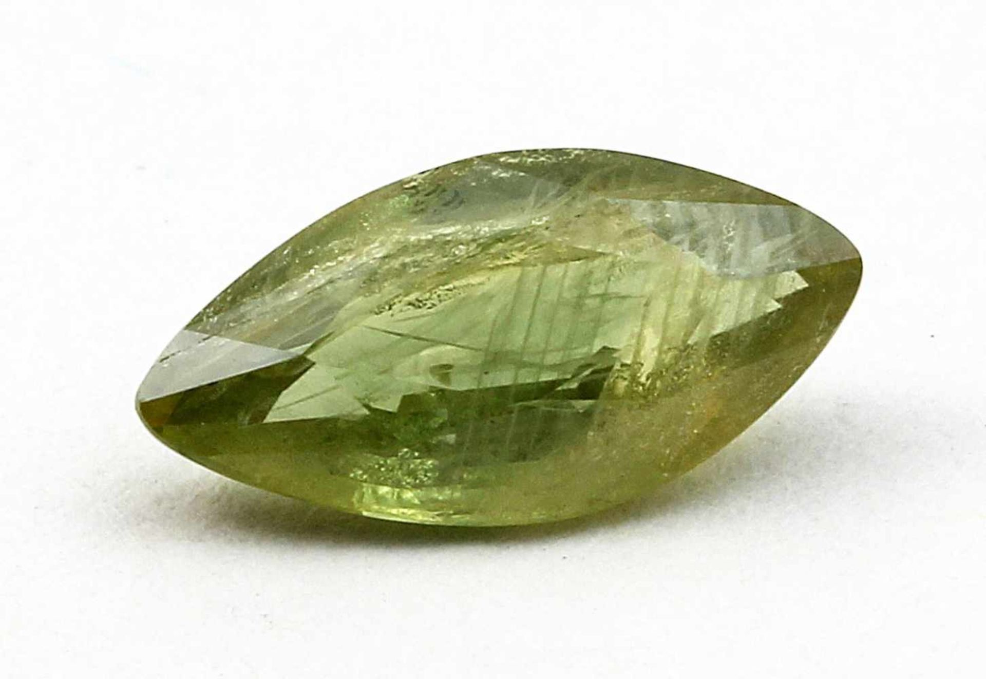 Hellgrüner Saphir, ca. 2,4 ct.Navetteförmig facettiert, natürliche Einschlüsse.