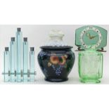 Art Deco-Dose, -Tischuhrengehäuse und -Vase.Grünes Glas/Keramik mit buntem Früchtedekor. 30er Jahre.