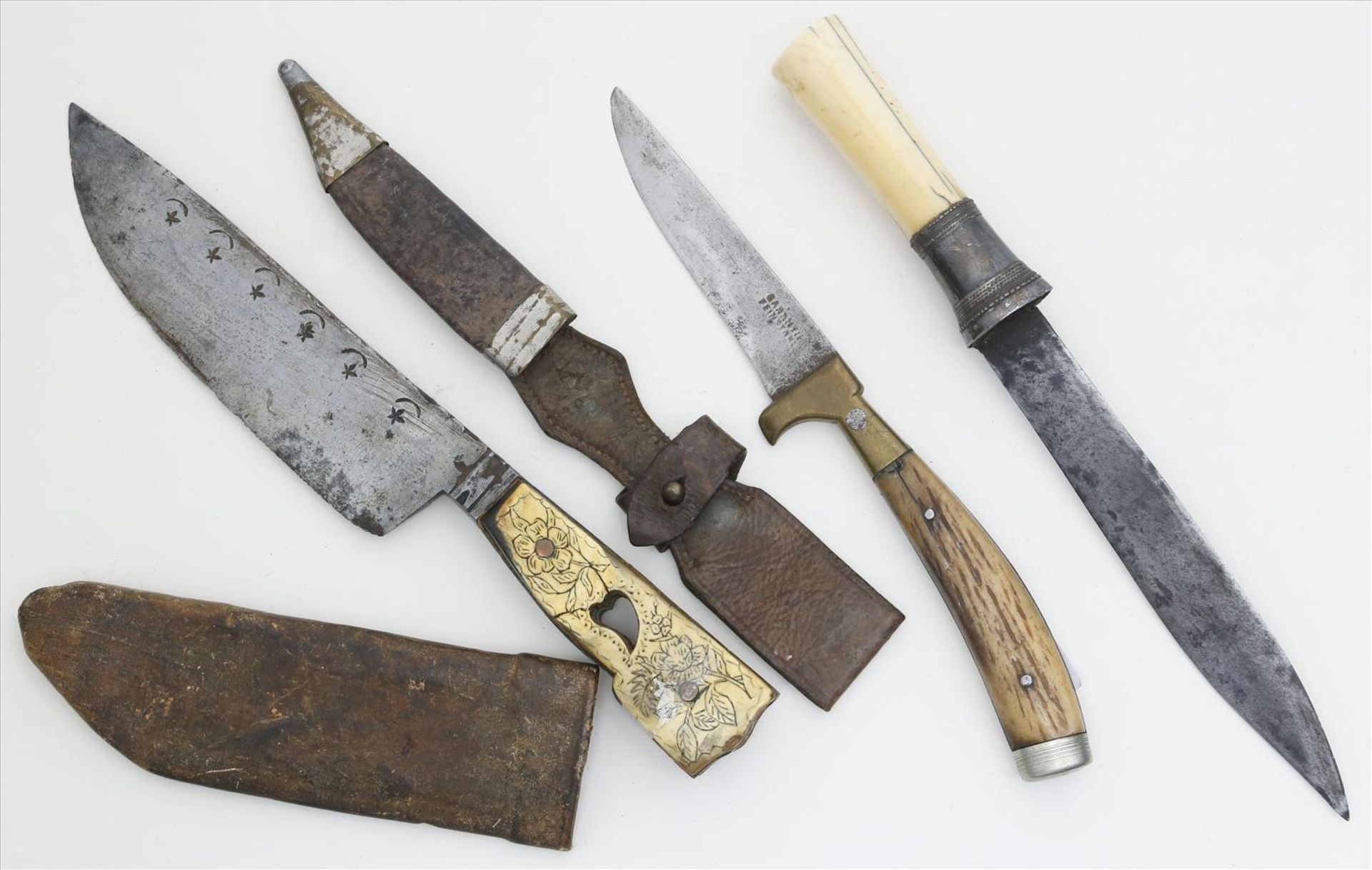 3 Messer.Eisenklingen. Bein- bzw. Horngriffe. Altersspuren, besch. L. ca. 25 cm. 2x in Scheide.