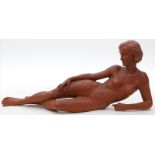 Skulptur "Liegender, weiblicher Akt".Keramik, roter Scherben. L. Kratzer. Stempelmarke Katzhütte,