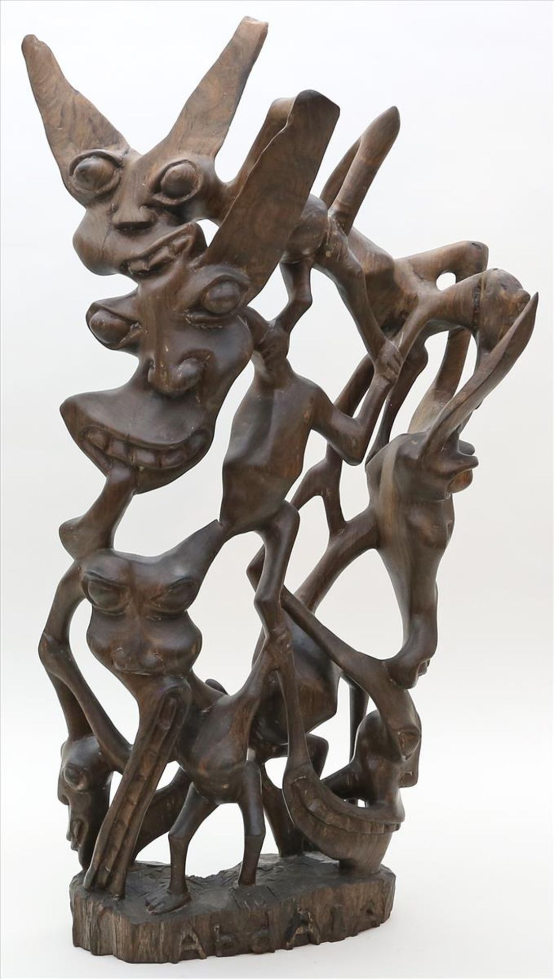 Skulpturengruppe "Tanzende Fabelwesen".Mittelbraunes Holz, durchbrochen geschnitzt. Afrika. H. 67