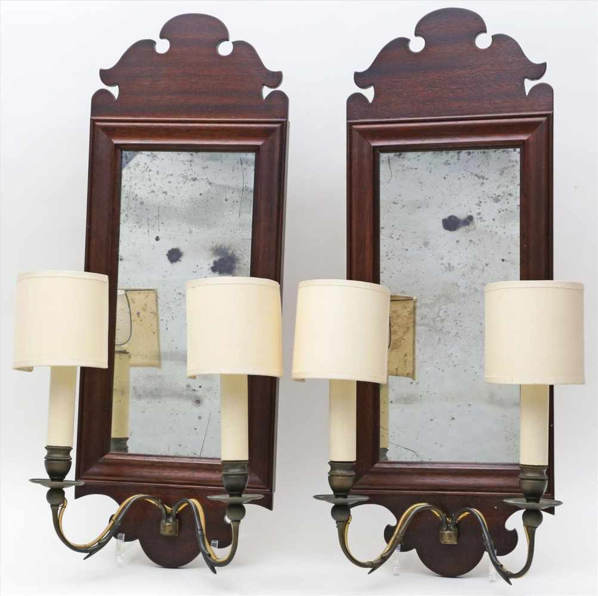 Paar kleine Wandspiegel mit Beleuchtung (20. Jh.).Mahagonirahmen mit 2-flammigen Leuchtermontagen.