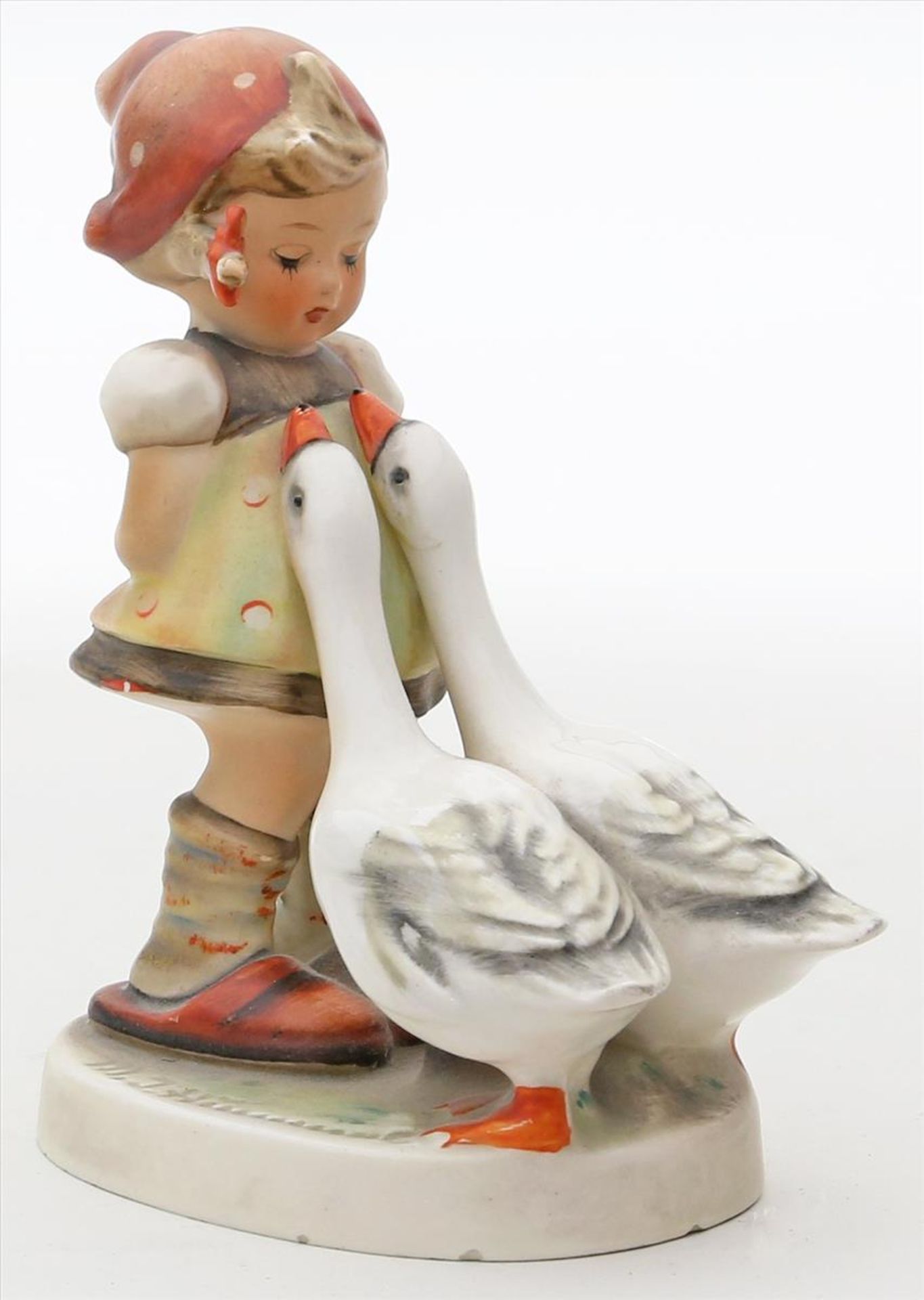 Hummel-Figur "Gänseliesl".Keramik. Bunt bemalt. Figur eines Mädchens mit 2 Gänsen. Kl. Bestoßungen