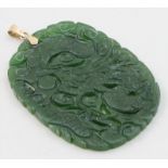 Jadeanhänger.Grüne Jade. MIt chinesischen Drachen im Relief. 18 kt. GG-Anhänger. D. 6x 4 cm.