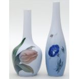 2 Vasen, Kopenhagen.Porzellan. Verschiedene Formen. Bunte, florale Unterglasurmalerei. Grüne und